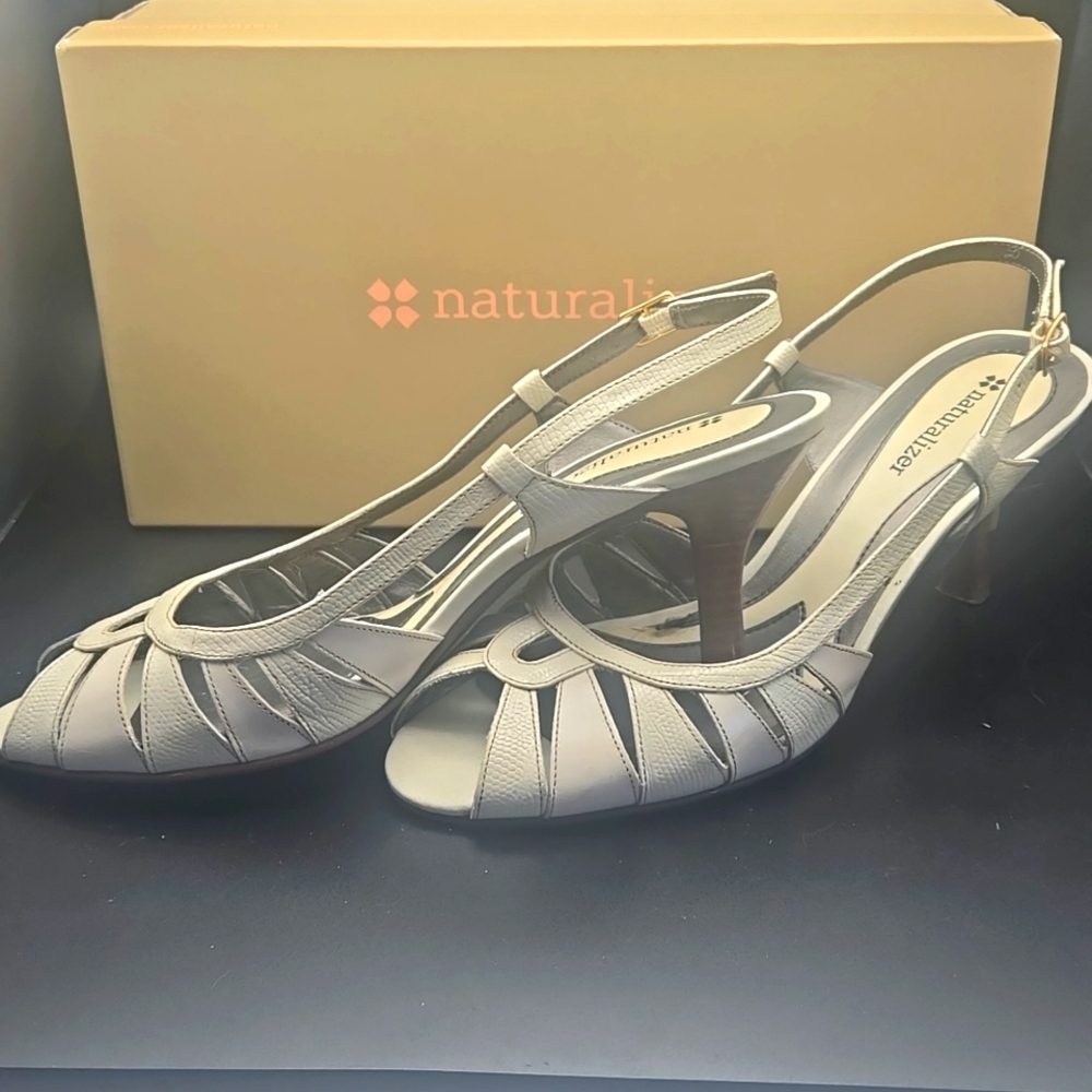 Ivory Naturalizer kitten heels, size 8